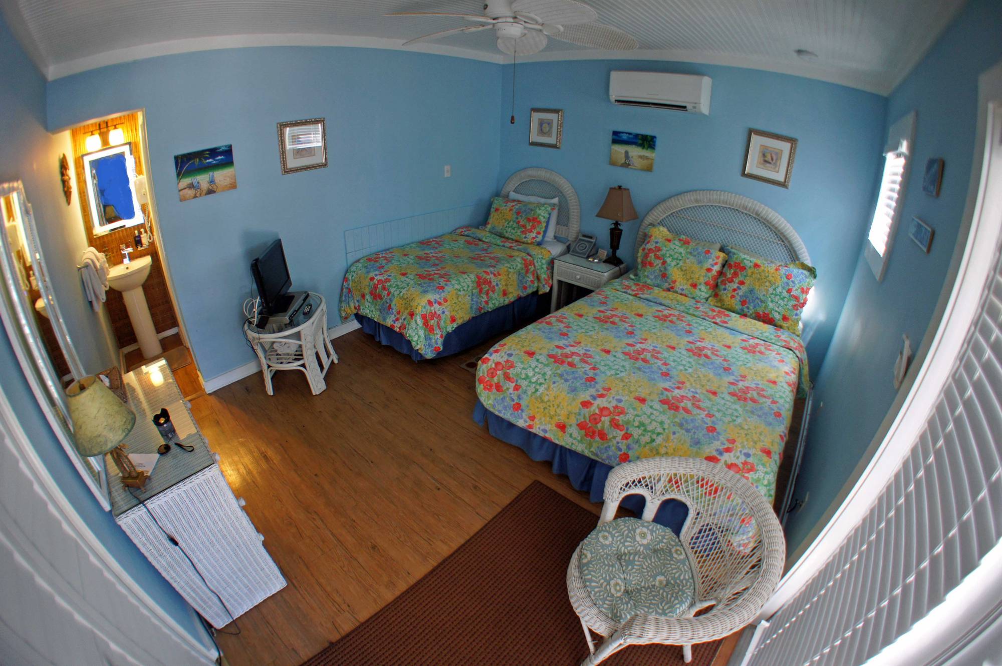 Guest Rooms And Suites In Key West Our Poolside Queen Guest Room With Twin Bed In Key West